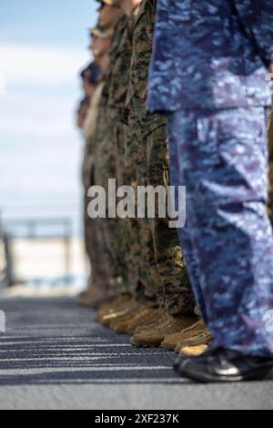 Des militaires américains, des soldats français et des marins japonais sont en formation à bord de la JS Kunisaki (LST 4003) de la Force maritime d'autodéfense japonaise dans le cadre de Marara 24 à Tahiti, Polynésie française, le 3 juin 2024. Marara est un exercice d'entraînement multinational qui améliore l'interopérabilité combinée entre l'armée américaine et le quartier général de la Force opérationnelle interarmées française en Polynésie française. La formation fait progresser les capacités des partenaires à faire face aux imprévus complexes et futurs dans l’ensemble de l’Indo-Pacifique. (Photo du corps des Marines des États-Unis par le sergent Alexandra Munoz) Banque D'Images