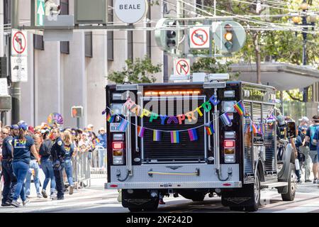 San Francisco, CA - 30 juin 2024 : voiture avec les lettres « Happy Pride » prenant part à la parade de la fierté sur Market Street dans le centre-ville de San Francisco Banque D'Images