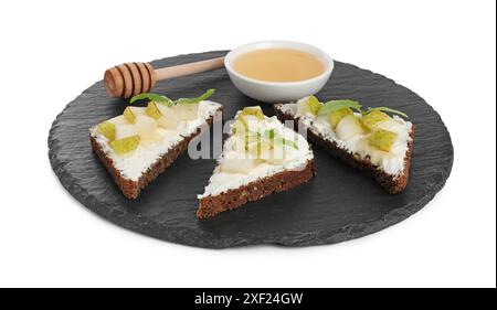 Délicieuses bruschettas avec ricotta, poire, menthe et miel isolé sur blanc Banque D'Images