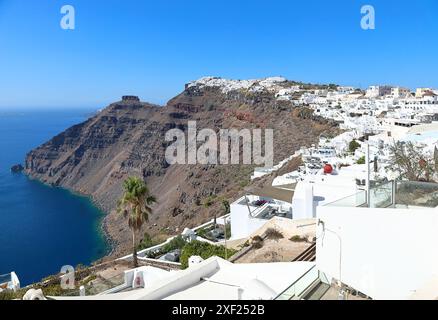 Le village d'Imerovigli à Santorin, perché au sommet de la caldeira, avec sa célèbre formation rocheuse Skaros. Banque D'Images