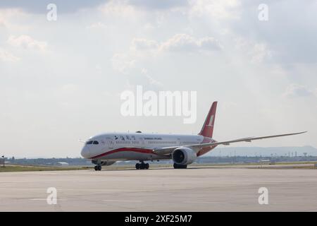 Pékin, Hongrie. 29 juin 2024. Un avion en provenance de Xi'an, capitale de la province du Shaanxi au nord-ouest de la Chine, arrive à l'aéroport international Ferenc Liszt de Budapest, Hongrie, le 29 juin 2024. Les vols directs entre Xi'an et Budapest ont repris samedi. La capitale hongroise dispose désormais de sept liaisons aériennes directes avec la Chine. Crédit : Attila Volgyi/Xinhua/Alamy Live News Banque D'Images