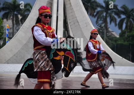 Jakarta, Indonésie - 19 avril 2015 : apparitions de différentes tribus d'Indonésie au Carnaval de la culture à TMII, Jakarta - Indonésie Banque D'Images