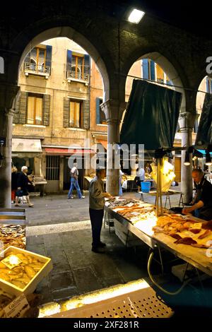 Intérieur marché aux poissons, Venise, Italie Banque D'Images