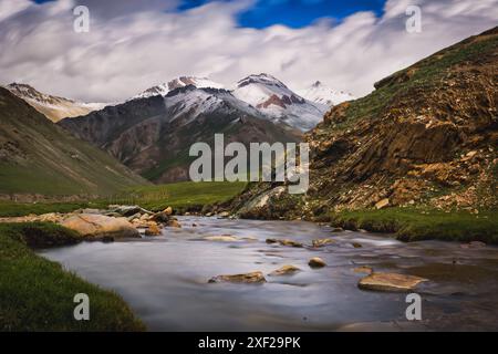Vue sur la rivière Tash-Rabat et la vallée, province de Naryn, Kirghizistan Banque D'Images