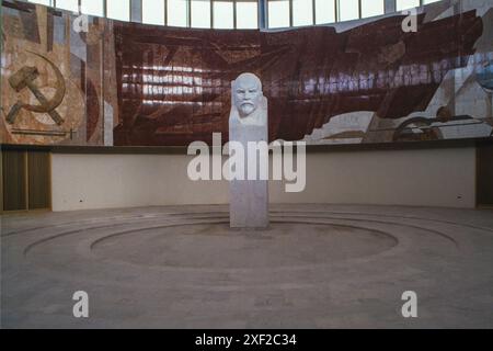 1988: Un buste de Lénine et une mosaïque du marteau et de la faucille à l'intérieur du Palais de la Jeunesse de Moscou (Moskovskogo Dvortsa Molodezhi, ou MDM) peu avant son ouverture au public en 1988. Une reconstruction de deux ans du bâtiment, un exemple significatif du modernisme soviétique, devait commencer au printemps 2020. Banque D'Images