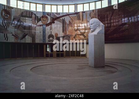 1988: Un buste de Lénine et une mosaïque du marteau et de la faucille à l'intérieur du Palais de la Jeunesse de Moscou (Moskovskogo Dvortsa Molodezhi, ou MDM) peu avant son ouverture au public en 1988. Une reconstruction de deux ans du bâtiment, un exemple significatif du modernisme soviétique, devait commencer au printemps 2020. Banque D'Images