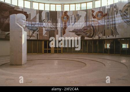 1988: Un buste de Lénine et une mosaïque du marteau et de la faucille à l'intérieur du Palais de la Jeunesse de Moscou (Moskovskogo Dvortsa Molodezhi, ou MDM) peu avant son ouverture au public en 1988. Une reconstruction de deux ans du bâtiment, un exemple significatif du modernisme soviétique, devait commencer au printemps 2020. Banque D'Images