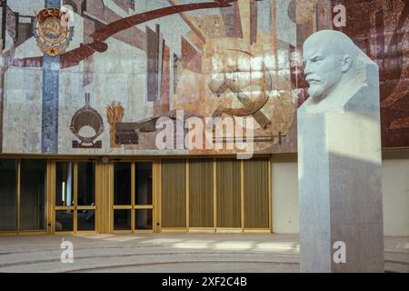 1988: Un buste de Lénine et une mosaïque du marteau et de la faucille à l'intérieur du Palais de la Jeunesse de Moscou (Moskovskogo Dvortsa Molodezhi, ou MDM) peu avant son ouverture au public en 1988. Une reconstruction de deux ans du bâtiment, un exemple significatif du modernisme soviétique, devait commencer au printemps 2020. Banque D'Images