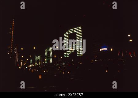 Avril 1988 : quatre gratte-ciel sur Kalinin Prospekt sont illuminés selon un motif qui sort le 1er mai, pour célébrer le 1er mai ou la Journée internationale des travailleurs, les bâtiments, le long de ce qui est maintenant appelé New Arbat Avenue, ont été achevés en 1967 et 68. Banque D'Images