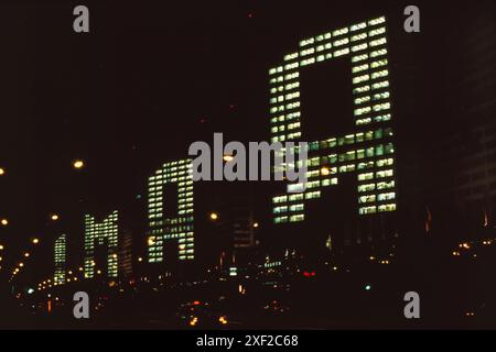 Avril 1988 : quatre gratte-ciel sur Kalinin Prospekt sont illuminés selon un motif qui sort le 1er mai, pour célébrer le 1er mai ou la Journée internationale des travailleurs, les bâtiments, le long de ce qui est maintenant appelé New Arbat Avenue, ont été achevés en 1967 et 68. Banque D'Images