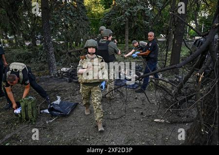 Non exclusif : VILNIANSK, UKRAINE - 29 JUIN 2024 - des experts criminels examinent les corps de personnes tuées par l'attaque de missiles russes dans le centre de Viln Banque D'Images