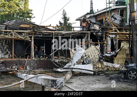 Non exclusif : VILNIANSK, UKRAINE - le 29 JUIN 2024 - des sauveteurs participent à un effort de riposte à l'attaque de missiles russes dans le centre de Vilniansk, Zaporizh Banque D'Images