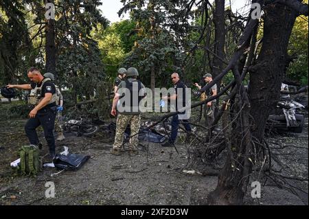 Non exclusif : VILNIANSK, UKRAINE - 29 JUIN 2024 - des experts criminels examinent les corps de personnes tuées par l'attaque de missiles russes dans le centre de Viln Banque D'Images