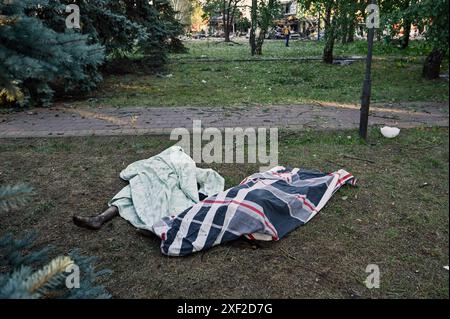 Non exclusif : VILNIANSK, UKRAINE - 29 JUIN 2024 - les corps des victimes sont couverts après l'attaque de missiles russes dans le centre de Vilniansk, Zaporizhz Banque D'Images