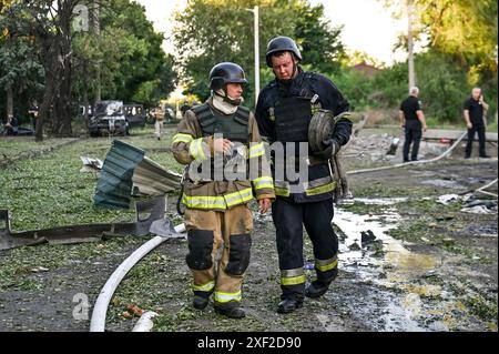 Non exclusif : VILNIANSK, UKRAINE - le 29 JUIN 2024 - des sauveteurs participent à un effort de riposte à l'attaque de missiles russes dans le centre de Vilniansk, Zaporizh Banque D'Images