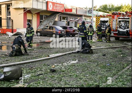 Non exclusif : VILNIANSK, UKRAINE - le 29 JUIN 2024 - des sauveteurs participent à un effort de riposte à l'attaque de missiles russes dans le centre de Vilniansk, Zaporizh Banque D'Images