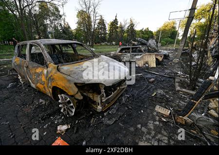 Non exclusif : VILNIANSK, UKRAINE - 29 JUIN 2024 - des voitures sont détruites par l'attaque de missiles russes dans le centre de Vilniansk, région de Zaporizhzhia, southe Banque D'Images