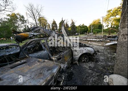 Non exclusif : VILNIANSK, UKRAINE - 29 JUIN 2024 - des voitures sont détruites par l'attaque de missiles russes dans le centre de Vilniansk, région de Zaporizhzhia, southe Banque D'Images