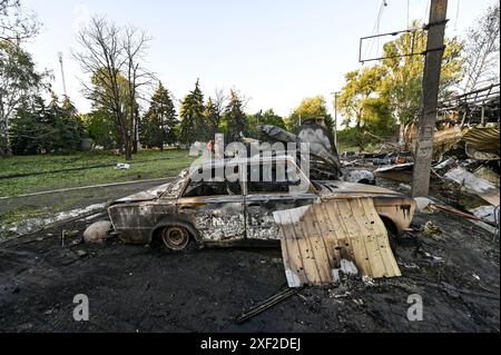 Non exclusif : VILNIANSK, UKRAINE - 29 JUIN 2024 - des voitures sont détruites par l'attaque de missiles russes dans le centre de Vilniansk, région de Zaporizhzhia, southe Banque D'Images