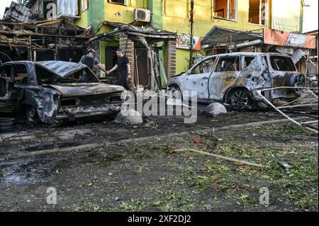 Non exclusif : VILNIANSK, UKRAINE - 29 JUIN 2024 - des voitures et un bâtiment sont endommagés par la frappe de missiles russes dans le centre de Vilniansk, Zaporizhzhia R Banque D'Images