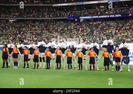 Glendale, Glendale, Az, États-Unis. 30 juin 2024. Les joueurs de l'Équateur signent l'hymne national avant un match entre le Mexique et l'Équateur dans le cadre du groupe B de CONMEBOL Copa America 2024 au State Farm Stadium le 30 juin 2024, à Glendale, AZ, États-Unis. (Photo par Alejandro Salazar/PxImages) (crédit image : © Alejandro Salazar/PX Imagens via ZUMA Press Wire) USAGE ÉDITORIAL SEULEMENT! Non destiné à UN USAGE commercial ! Crédit : ZUMA Press, Inc/Alamy Live News Banque D'Images