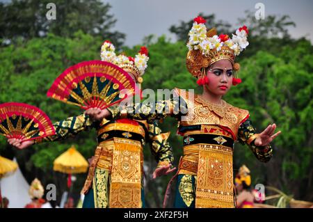 Jakarta, Indonésie - 19 avril 2015 : apparitions de différentes tribus d'Indonésie au Carnaval de la culture à TMII, Jakarta - Indonésie Banque D'Images