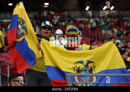 Glendale, Glendale, Az, États-Unis. 30 juin 2024. Fans de l'Équateur avant le match entre le Mexique et l'Équateur dans le cadre du groupe B de CONMEBOL Copa America 2024 au State Farm Stadium le 30 juin 2024, à Glendale, AZ, États-Unis. (Photo par Alejandro Salazar/PxImages) (crédit image : © Alejandro Salazar/PX Imagens via ZUMA Press Wire) USAGE ÉDITORIAL SEULEMENT! Non destiné à UN USAGE commercial ! Crédit : ZUMA Press, Inc/Alamy Live News Banque D'Images