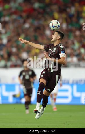 Glendale, Glendale, Az, États-Unis. 30 juin 2024. Le mexicain César Montes dirige le ballon lors d'un match entre le Mexique et l'Équateur dans le cadre du groupe B de la CONMEBOL Copa America 2024 au State Farm Stadium le 30 juin 2024, à Glendale, AZ, États-Unis. (Photo par Alejandro Salazar/PxImages) (crédit image : © Alejandro Salazar/PX Imagens via ZUMA Press Wire) USAGE ÉDITORIAL SEULEMENT! Non destiné à UN USAGE commercial ! Crédit : ZUMA Press, Inc/Alamy Live News Banque D'Images