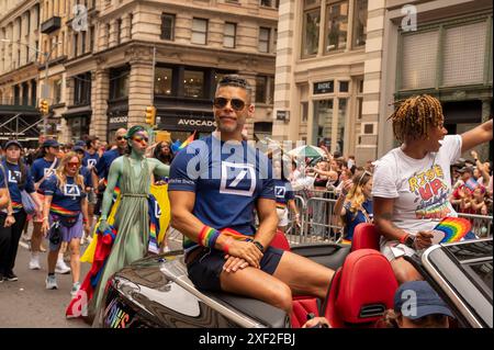 Wilson Cruz participe à la New York City Pride Parade annuelle le 30 juin 2024 à New York. (Photo de Ron Adar / SOPA images/SIPA USA) Banque D'Images