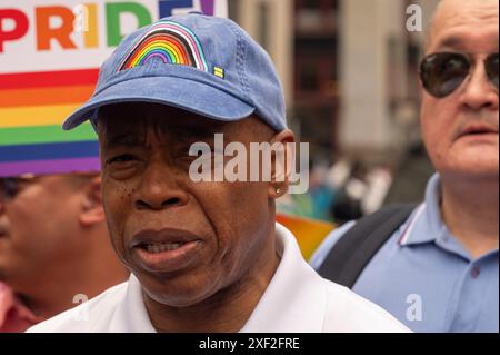 New York, États-Unis. 30 juin 2024. Le maire de New York Eric Adams (C) participe à la New York City Pride Parade annuelle le 30 juin 2024 à New York. Crédit : SOPA images Limited/Alamy Live News Banque D'Images