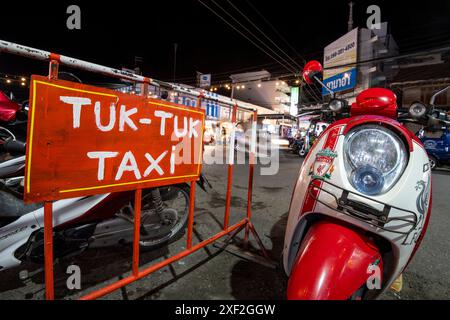 Tuk Tuk signe de taxi public passager, Hua Hin, Thaïlande. Banque D'Images