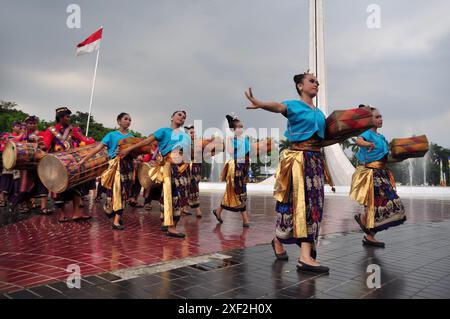 Jakarta, Indonésie - 19 avril 2015 : apparitions de différentes tribus d'Indonésie au Carnaval de la culture à TMII, Jakarta - Indonésie Banque D'Images