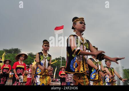 Jakarta, Indonésie - 19 avril 2015 : apparitions de différentes tribus d'Indonésie au Carnaval de la culture à TMII, Jakarta - Indonésie Banque D'Images