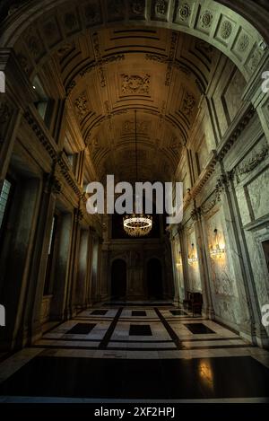 Couloir orné avec éclairage tamisé dans le Palais Royal d'Amsterdam - pays-Bas Banque D'Images