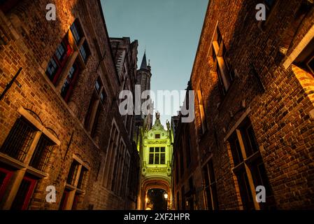 Ruelle illuminée menant à Brugse Vrije et Burg Square - Bruges, Belgique Banque D'Images