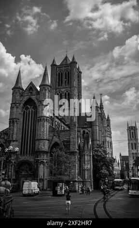 Vue en noir et blanc de l'église historique Saint-Nicolas avec scène urbaine - Gand, Belgique Banque D'Images