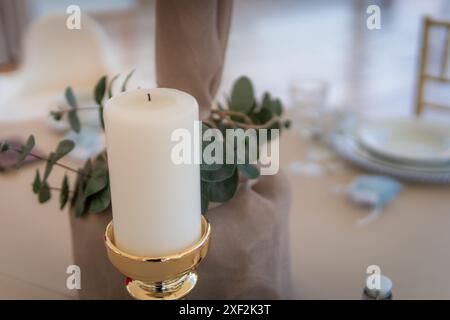 Salle de réception de mariage vide décorée de bougie blanche et d'eucalyptus Banque D'Images