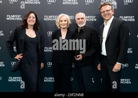 Julia Weigl, Michael Cristofer, Jessica Lange und Christoph Gröner BEI der Premiere des HBO-films 'The Great Lillian Hall' und der Verleihung des Cinemerit Awards uf dem 41. Filmfest München 2024 im Deutschen Theater. München, 30.06.2024 Banque D'Images