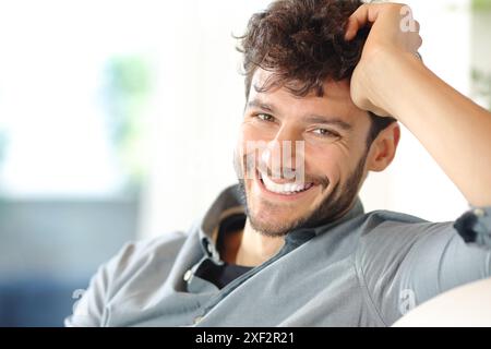 Portrait d'un homme heureux avec le sourire parfait regardant la caméra à la maison Banque D'Images