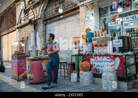 Un café de la vieille école, dans une vieille rue, Shiraz, Iran. Banque D'Images