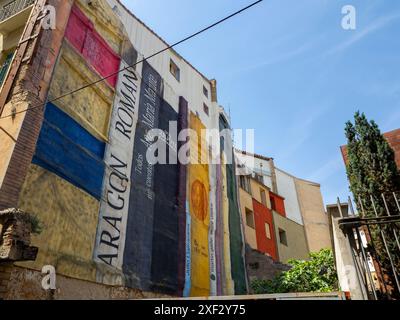 bâtiment barbastro uned. l'enseignement à distance. université barbastro. façade avec des livres peints. décoration de livres Banque D'Images
