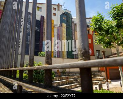 bâtiment barbastro uned. l'enseignement à distance. université barbastro. façade avec des livres peints. décoration de livres Banque D'Images