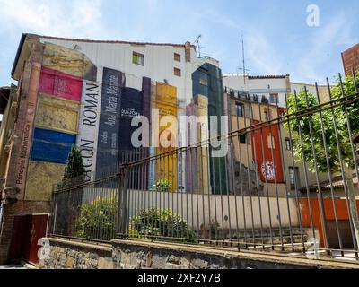 bâtiment barbastro uned. l'enseignement à distance. université barbastro. façade avec des livres peints. décoration de livres Banque D'Images