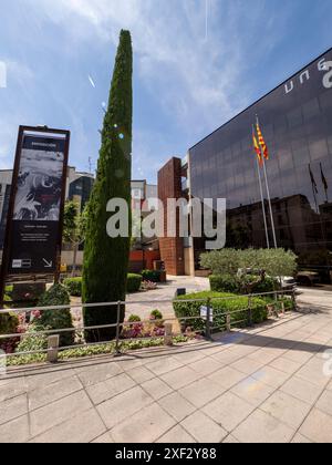 bâtiment barbastro uned. l'enseignement à distance. université barbastro. façade avec des livres peints. décoration de livres Banque D'Images