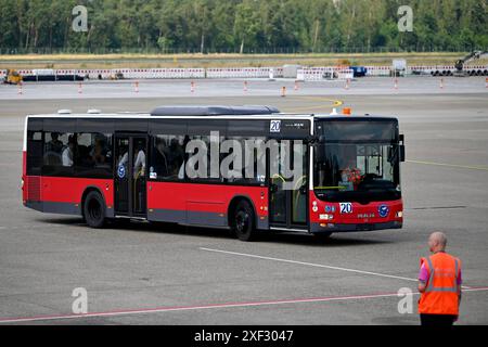 Ein Shuttle-bus auf dem Rollfeld zu sehen vor dem Abflug der Nationalmannschaft zum Achtelfinale gegen Dänemark BEI der UEFA EURO 2024 Fußball-Europameisterschaft in Dortmund. Themenbild, Symbolbild Nürnberg, 28.06.2024 Bayern Deutschland *** Une navette sur le tarmac avant le départ des équipes nationales pour la manche des 16 contre le Danemark au Championnat d'Europe de football de l'UEFA EURO 2024 à Dortmund thème photo, symbolique photo Nuremberg, 28 06 2024 Bavière Allemagne Copyright : xDwixAnoraganingrumx Banque D'Images