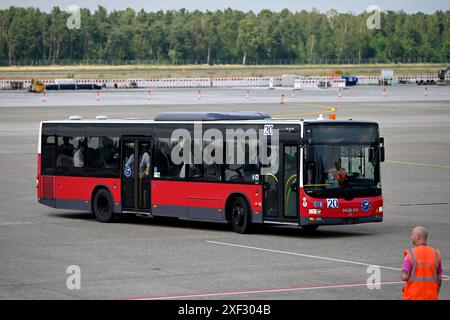 Ein Shuttle-bus auf dem Rollfeld zu sehen vor dem Abflug der Nationalmannschaft zum Achtelfinale gegen Dänemark BEI der UEFA EURO 2024 Fußball-Europameisterschaft in Dortmund. Themenbild, Symbolbild Nürnberg, 28.06.2024 Bayern Deutschland *** Une navette sur le tarmac avant le départ des équipes nationales pour la manche des 16 contre le Danemark au Championnat d'Europe de football de l'UEFA EURO 2024 à Dortmund thème photo, symbolique photo Nuremberg, 28 06 2024 Bavière Allemagne Copyright : xDwixAnoraganingrumx Banque D'Images