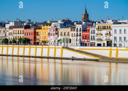 Vue panoramique sur le quartier de Triana et le fleuve Guadalquivir, Séville, Andalousie, Espagne Banque D'Images