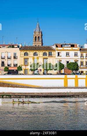 Vue panoramique sur le quartier de Triana et le fleuve Guadalquivir, Séville, Andalousie, Espagne Banque D'Images