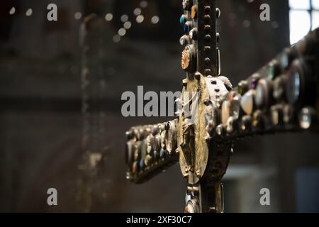 Lombard bois plaqué or processionnel Croce di Desiderio (Croix de Desiderio) du IX siècle dans la salle supérieure de la romane Chiesa di Santa Maria in S. Banque D'Images