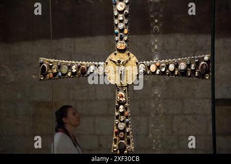 Lombard bois plaqué or processionnel Croce di Desiderio (Croix de Desiderio) du IX siècle dans la salle supérieure de la romane Chiesa di Santa Maria in S. Banque D'Images